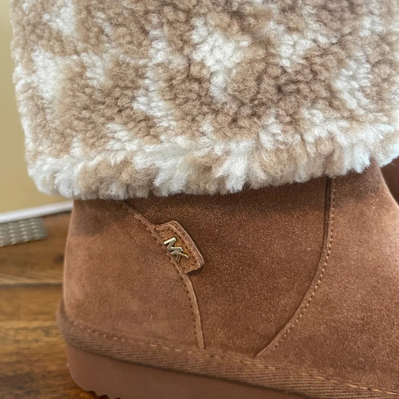 MICHAEL KORS Logo Sherpa and Suede Boot size 5 - Picture 3 of 10